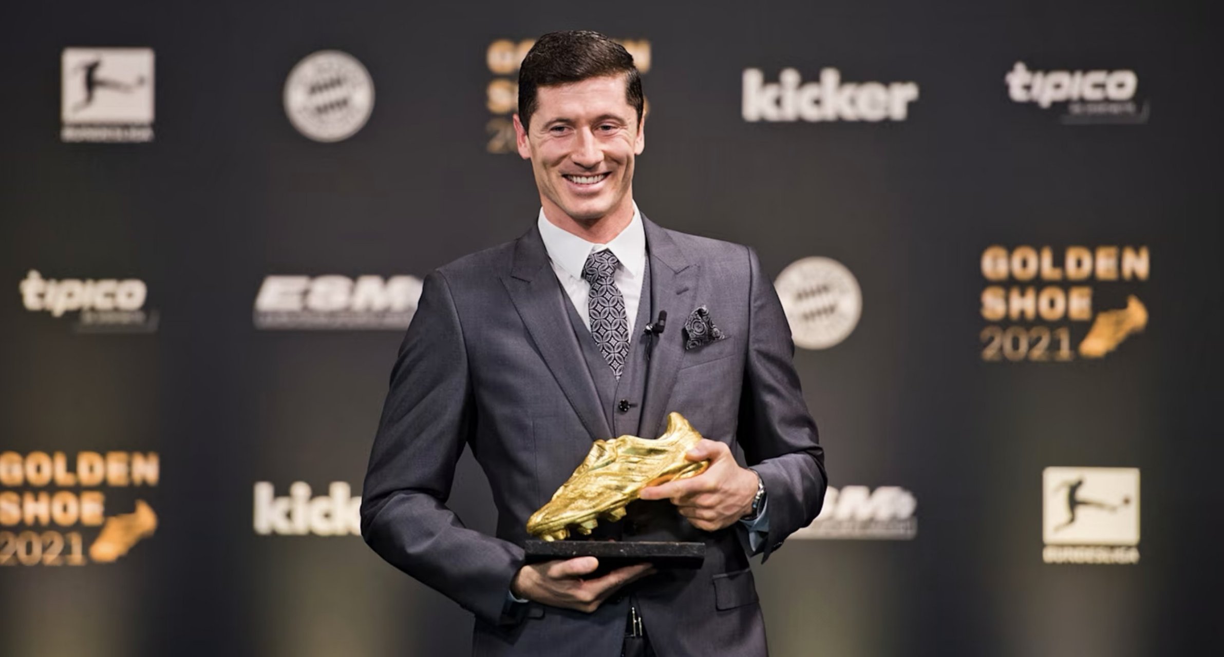 开云棋牌app -关于莱万多夫斯基迎来十五赛季高光表现，曼联球迷沸腾！的信息