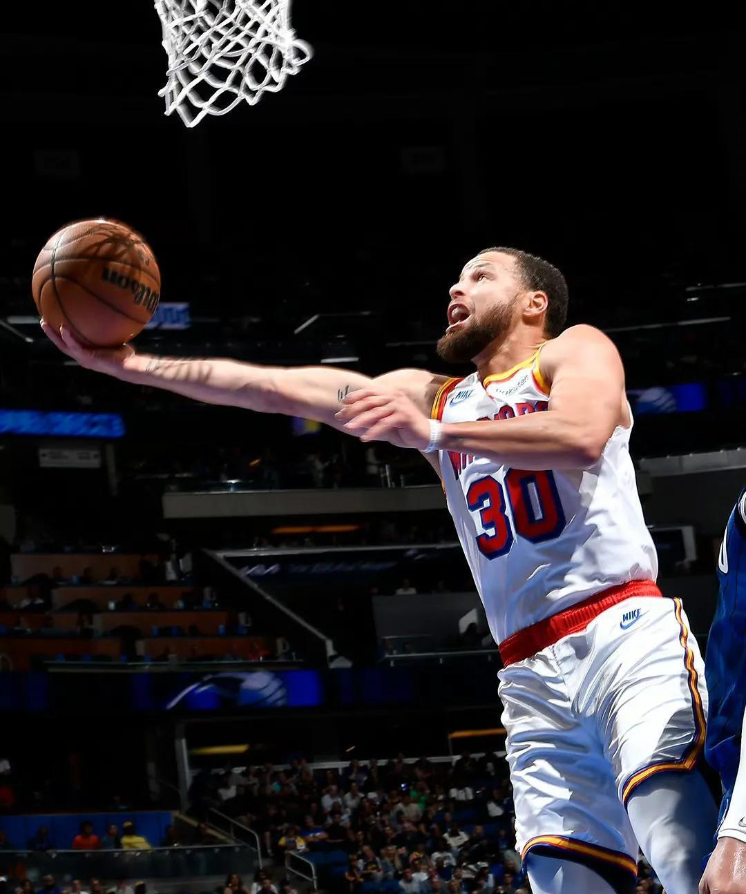 开云正规网站 - 库里回归赛场，败北首场状态亮眼，C9观众沸腾！